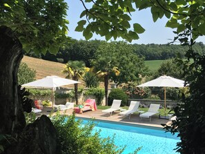 Una piscina techada, una piscina al aire libre