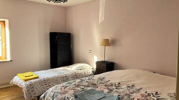 3 habitaciones, tabla de planchar con plancha, wifi y ropa de cama