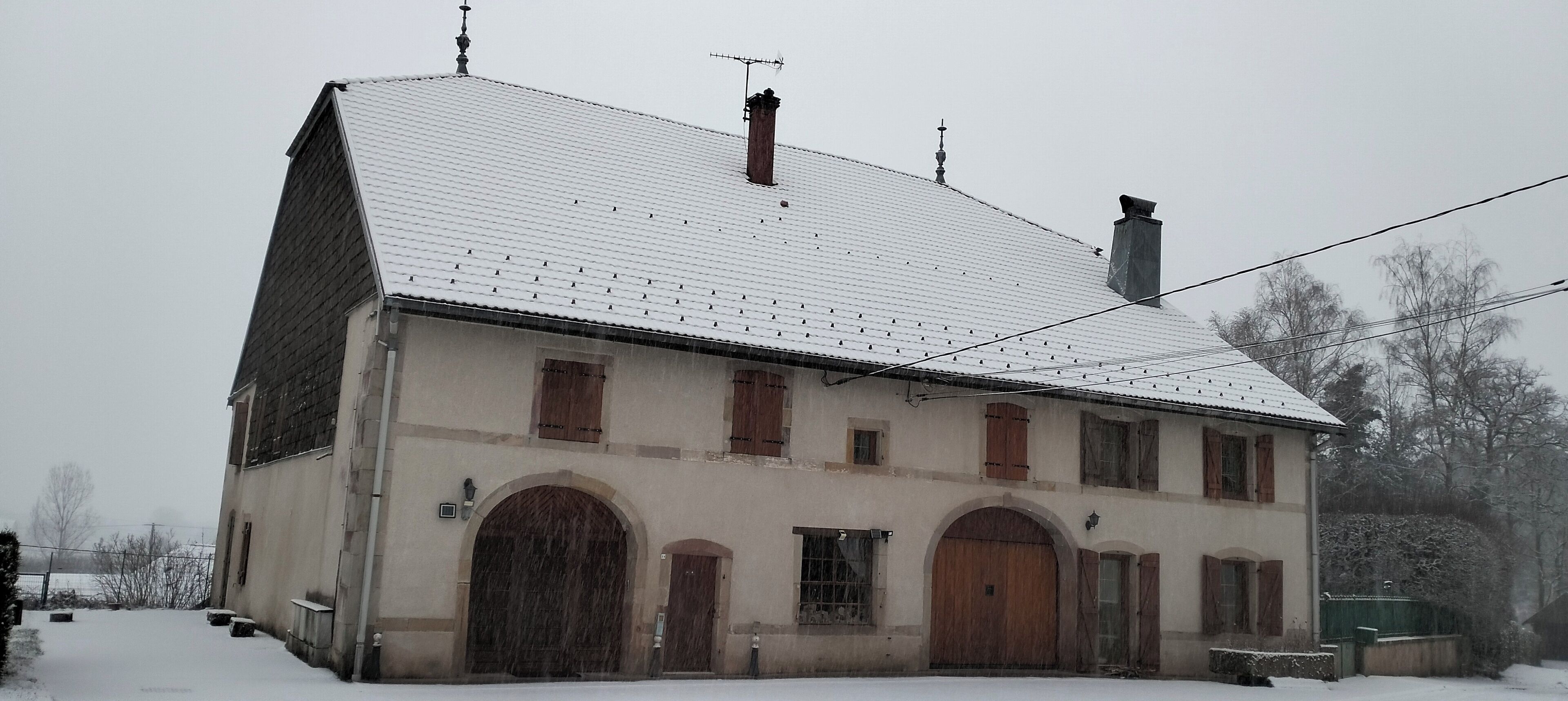 La ferme des Bruyères sous la neige.