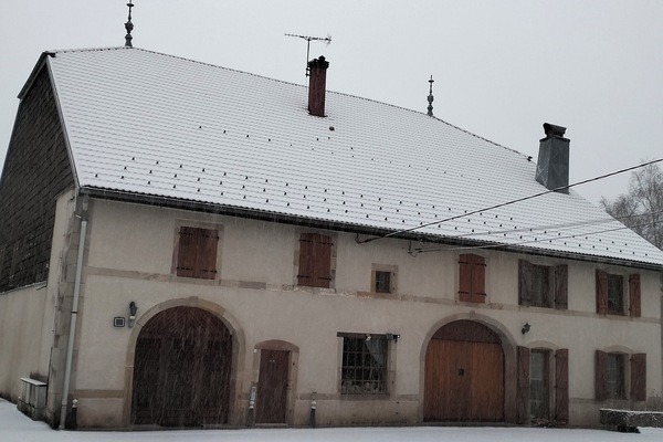 La ferme des Bruyères sous la neige.