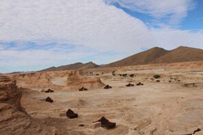 A desert landscape with multiple small, isolated structures. - Campement Akka Nait Sidi Tissint (Tissint)