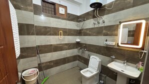 Family Quadruple Room | Bilik Mandi