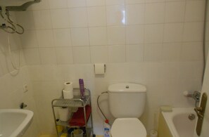 Sèche-cheveux, serviettes fournies, savon, papier toilette