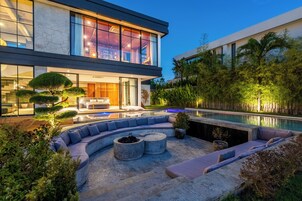 Fachada da propriedade à noite
