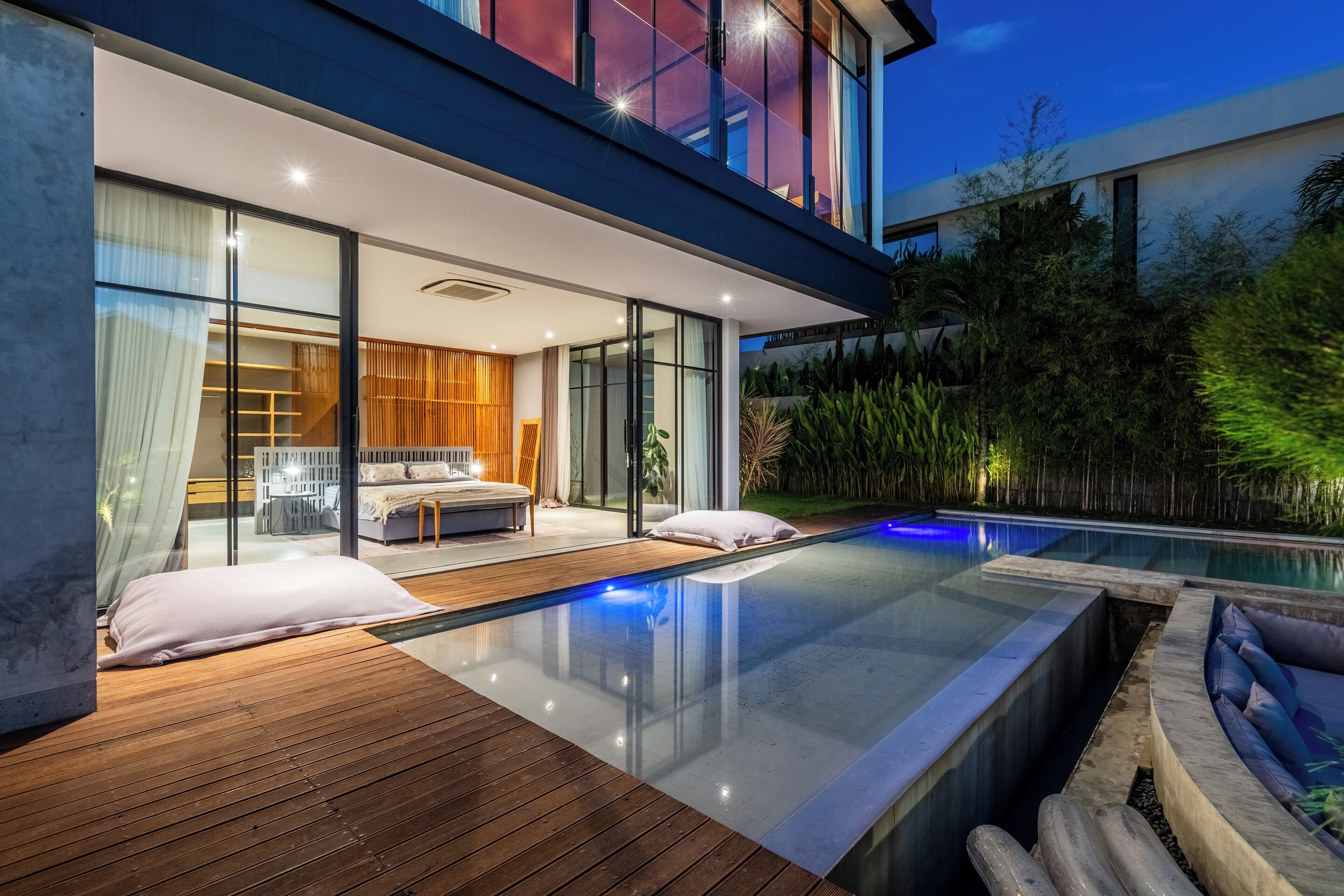 Voorkant accommodatie - avond/nacht