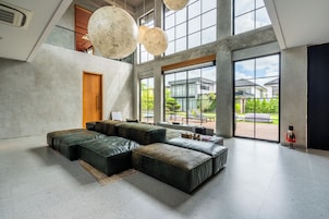 Vila luxo, 5 quartos, piscina particular | Sala de estar | Livros