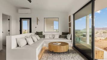 Una televisión, una oficina