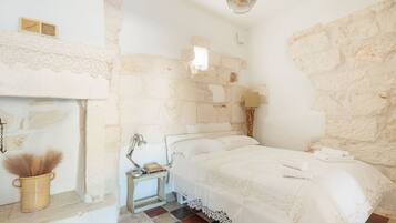 1 chambre, fer et planche Ă repasser, lit parapluie