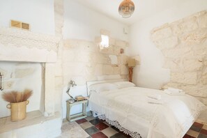 1 chambre, fer et planche à repasser, lit parapluie