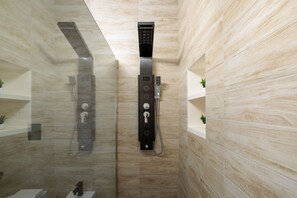 Dusche, Bidet, Handtücher, Shampoo