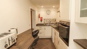 Cottage | Private kitchen | Cookware/dishes/utensils