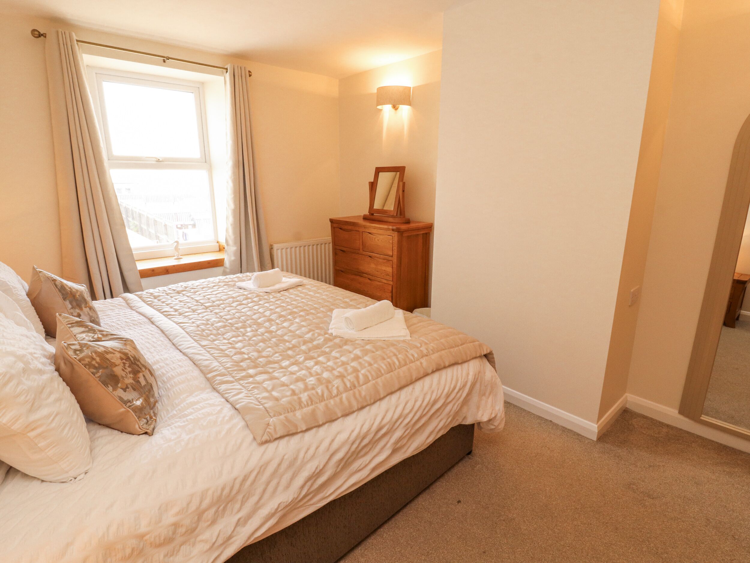 4 عدّة غرف نوم وبديكورات فريدة لكل غرفة وطراز فريد لكل وحدة