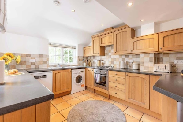 Fridge, oven, stovetop, dishwasher