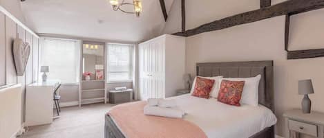 3 habitaciones, tabla de planchar con plancha, wifi y ropa de cama