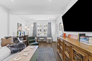 Älytelevisio, takka, pöytätennispöytä, kirjoja