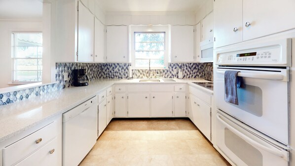 Mikrowelle, Ofen, Herdplatte, Geschirrspüler