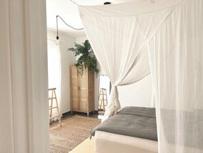 6 bedrooms, iron/ironing board, WiFi, bed sheets