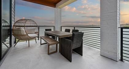 Balcony 3BR Retreat with Lake View