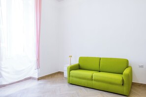 クラシック スタジオ | デスク、ノートパソコン用作業スペース、WiFi (無料)