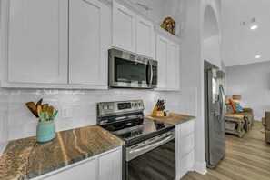 Een koelkast, een microgolfoven, een oven, een kookplaat