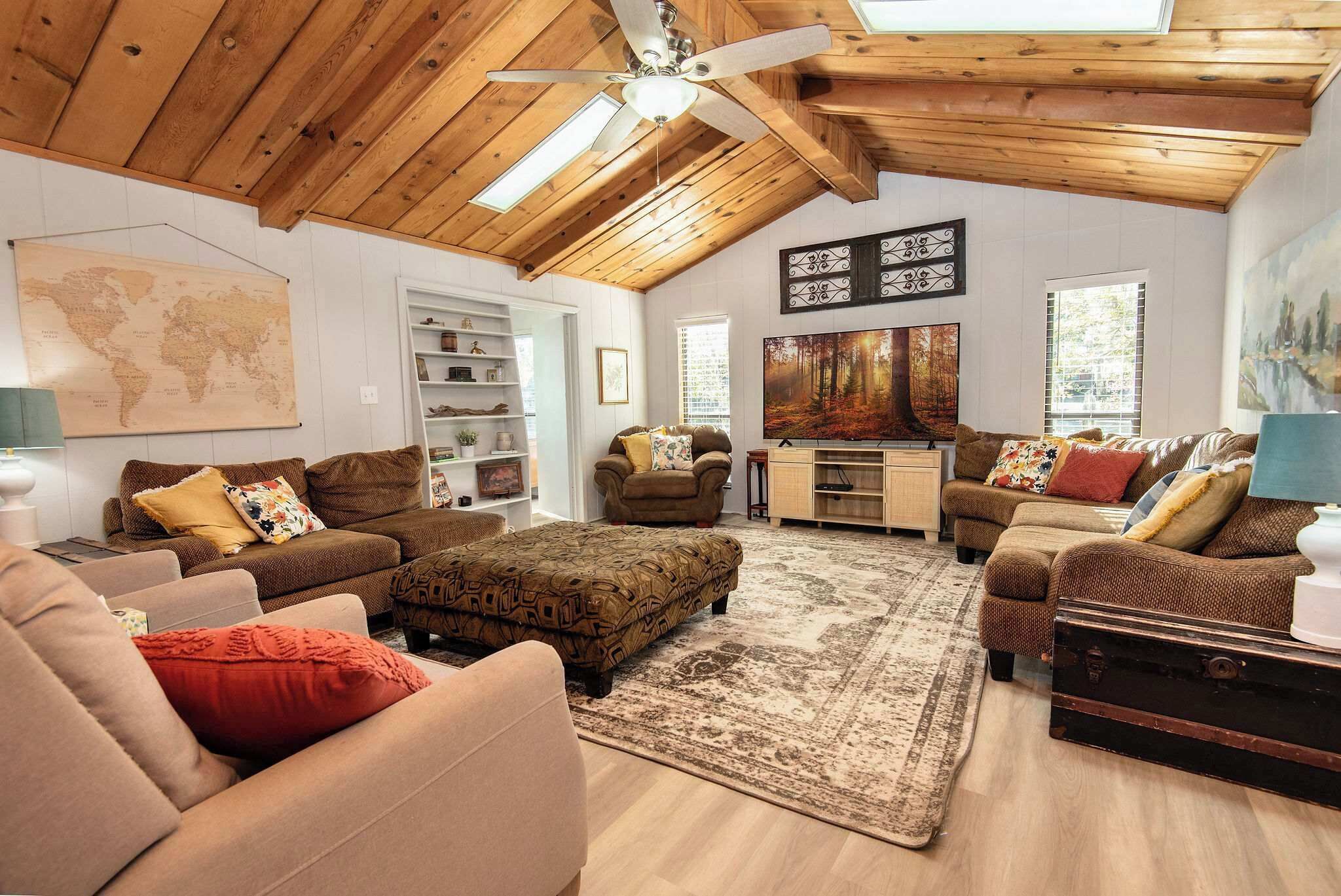 Télévision, lecteur de DVD, espaces bureaux