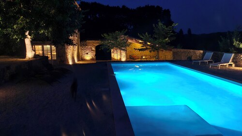 Belle Ferme avec grande piscine à distance de marche d'un charmant village animé