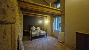 4 slaapkamers, een strijkplank/strijkijzer, wifi, beddengoed