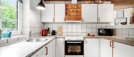 Fridge, microwave, dishwasher, cookware/dishes/utensils