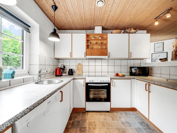 Fridge, microwave, dishwasher, cookware/dishes/utensils