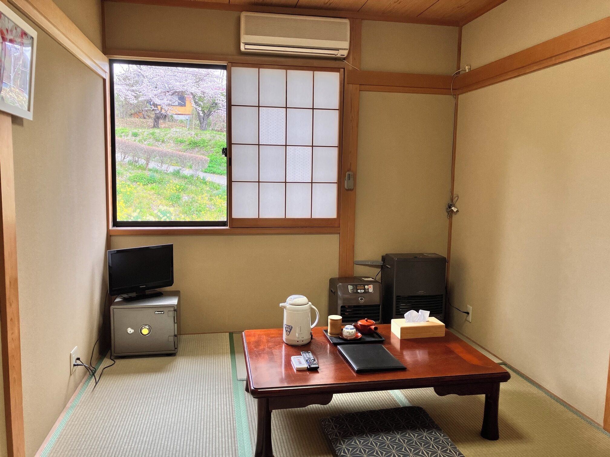 Basic Twin Room, Mountain View | Free WiFi