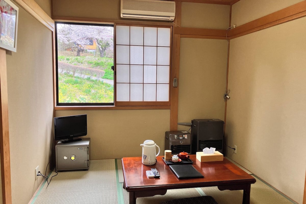 Basic Twin Room, Mountain View | WiFi (free)