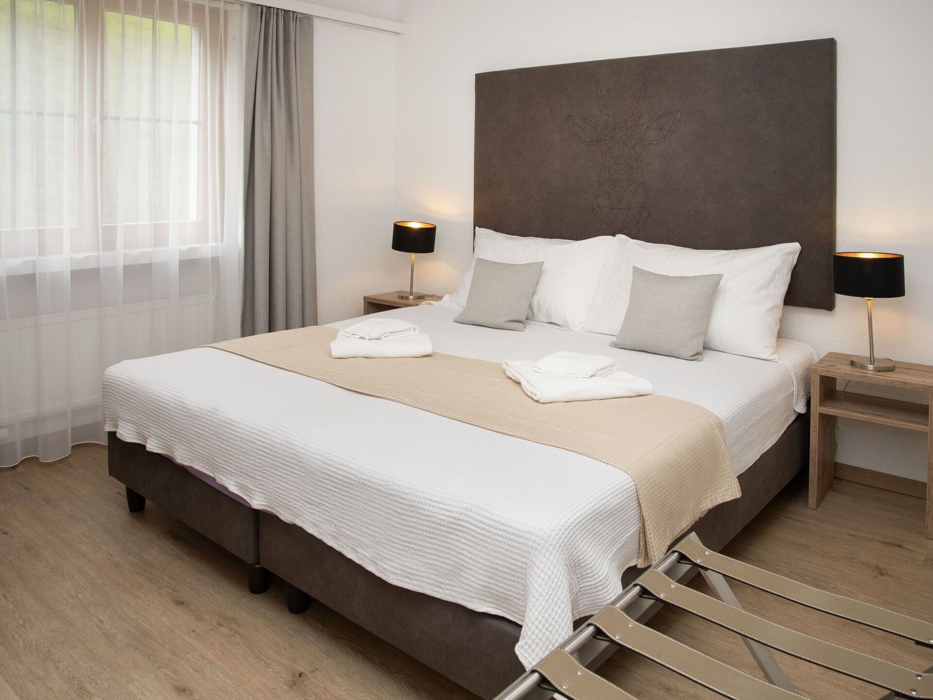 Möbel, Interior Design, Flooring, Fussboden, Bett, Schlafzimmer, Holz, Zimmer, Textil, Linens