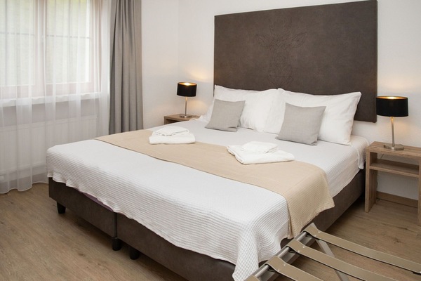 Möbel, Interior Design, Flooring, Fussboden, Bett, Schlafzimmer, Holz, Zimmer, Textil, Linens