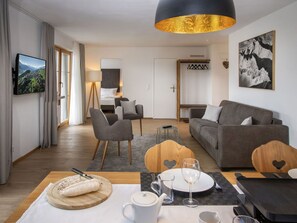 TV - Lovely apartment for 6 people with WIFI, pool, TV, balcony and panoramic view (Falera)