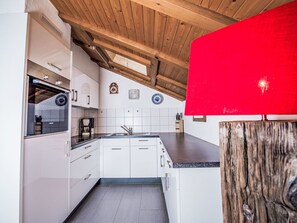Ofen, Geschirrspüler, Hochstuhl