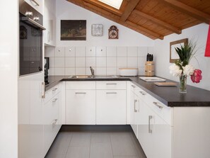 Ofen, Geschirrspüler, Hochstuhl