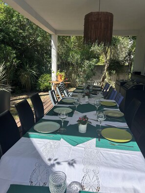 Outdoor dining - Villa de standing piscine 4-bedroom villa with WiFi, AC in fantastic Marseille (Marseille)