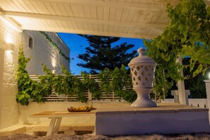 Unclassified image, 4 of 32, button