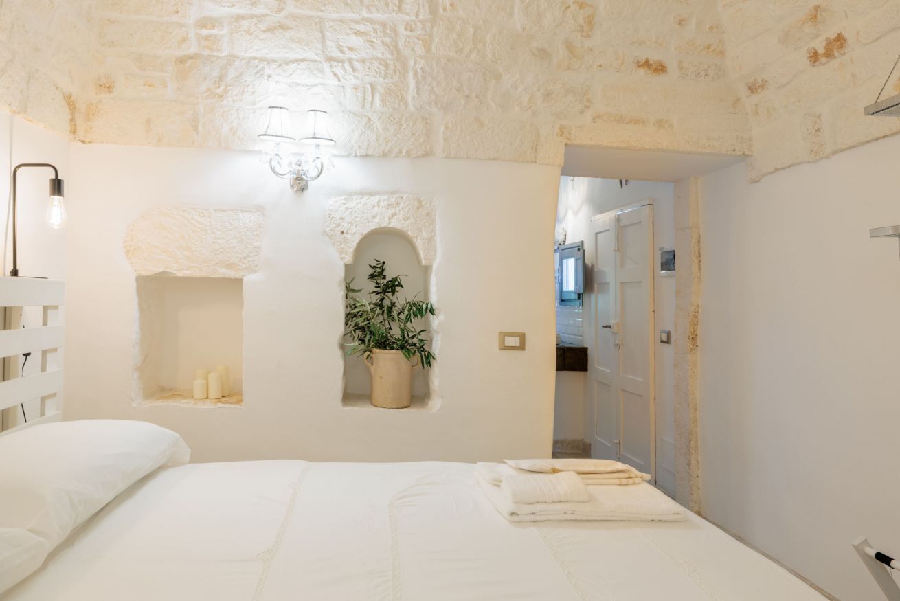 1 quarto, ferros/tábuas de passar roupa, berço de viagem
