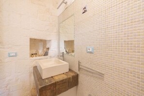 Douche, articles de toilette gratuits, sèche-cheveux, bidet