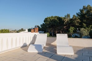 Unclassified image, 3 of 32, button