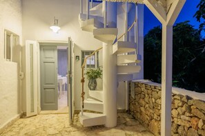 Unclassified image, 5 of 32, button