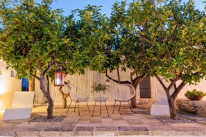 Unclassified image, 5 of 32, button