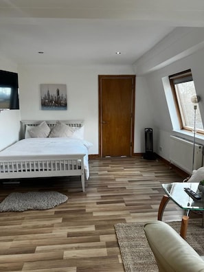 1 bedroom, desk, iron/ironing board, WiFi