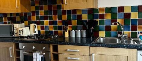 Jääkaappi, keittoastiat/astiat/ruokailuvälineet