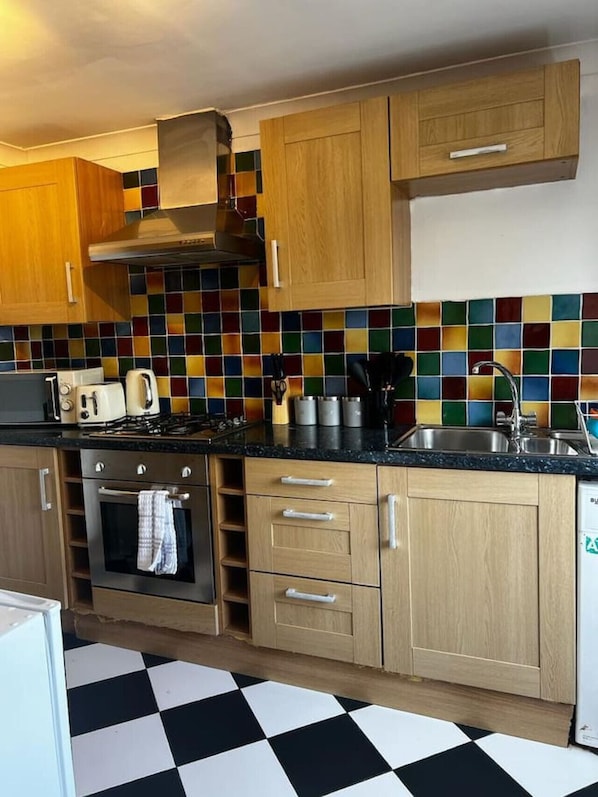 Fridge, cookware/dishes/utensils