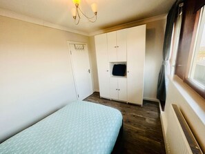 3 bedrooms, desk, iron/ironing board, WiFi