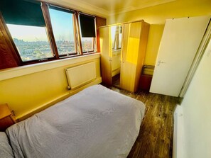 3 Schlafzimmer, Schreibtisch, Bügeleisen/Bügelbrett, WLAN