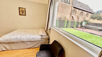 4 bedrooms, desk, iron/ironing board, travel crib