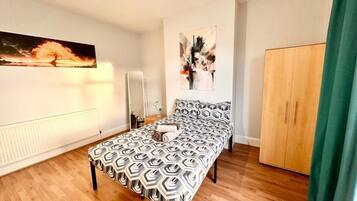 4 bedrooms, desk, iron/ironing board, travel crib